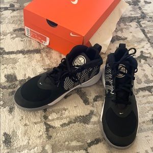 Nike size 7 indoor basketball shoe - like new